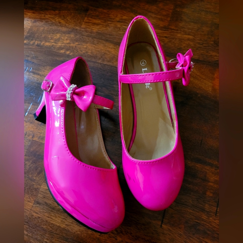 Gilr ballerina style punk kitty pumps